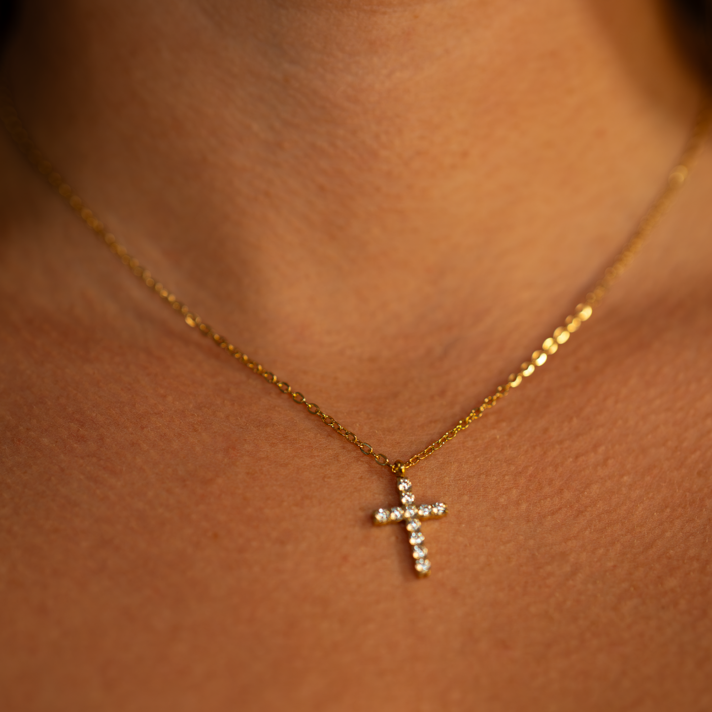 Collier pendentif crucifix en Or avec pierres de zircone cubique sur une chaîne fine - Acier inoxydable