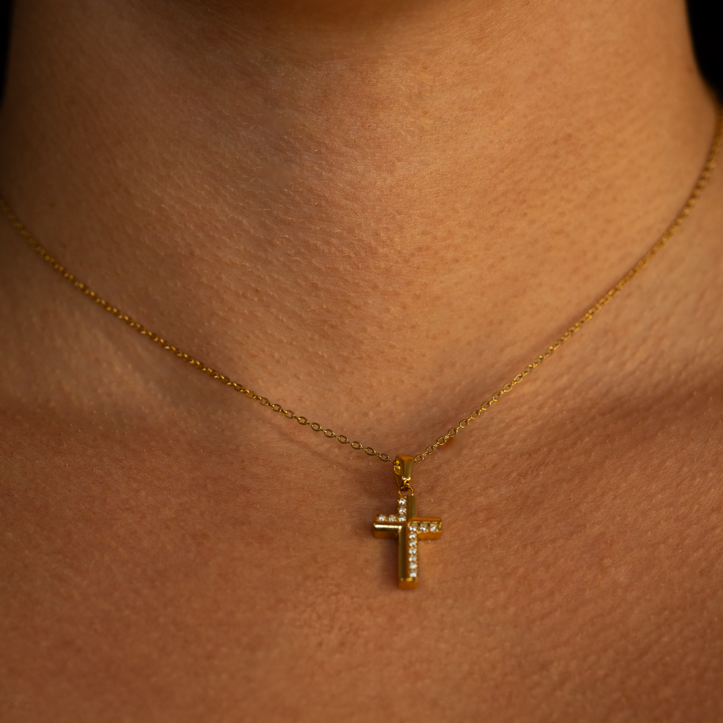 Collier croix pour femme – Chaîne en acier inoxydable de qualité supérieure avec zircon cubique